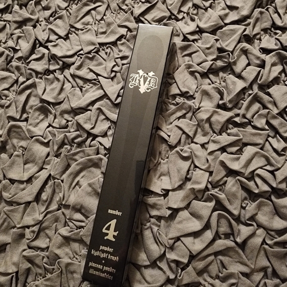 Kat Von D makeup brush #4 - Powder Highlight Brush - Picture 3 of 4